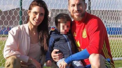 Sergio Ramos Jr muestra sus dotes con el balón con Sergio Ramos y Pilar Rubio en la Eurocopa 2016