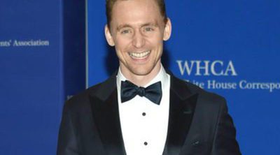 Tom Hiddleston presume de musculado torso posando un ropa interior