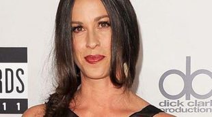 Alanis Morissette se desnuda bajo el agua para lucir su avanzadísimo embarazo