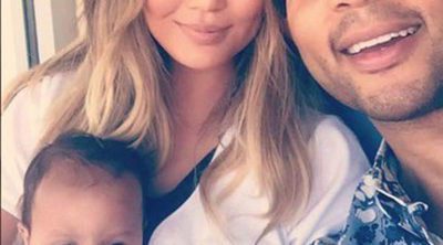 Chrissy Teigen y John Legend disfrutan de una tarde familiar de beisbol junto a su hija Luna