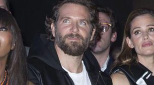 Bradley Cooper, testigo de lujo en el front row del talento de Irina Shayk sobre la pasarela de Atelier Versace