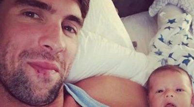 Michael Phelps disfruta del primer baño en la piscina de su hijo Boomer