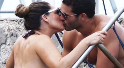 Se comen a besos: Kelly Brook y Jeremy Parisi se dan un apasionado baño en aguas italianas