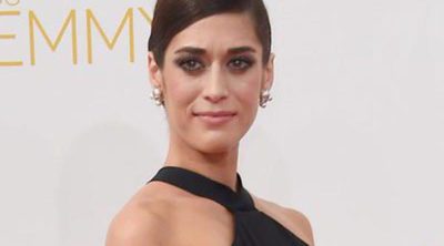 Lizzy Caplan luce el anillo de compromiso que Tom Riley le regaló en mayo