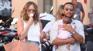 Chrissy Teigen y John Legend disfrutan de un paseo por las calles de Saint-Tropez en compañía de su hija Luna