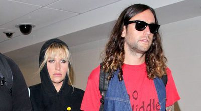 Kesha se mueve de incógnito por el aeropuerto de Los Ángeles junto a su chico Brad Ashenfelter