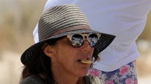 Paz Padilla, de camuflaje durante un día de playa en familia en Cádiz