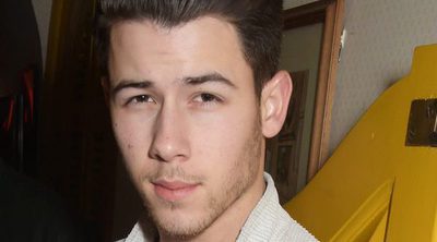 De nuevo luce su cuerpo: Nick Jonas se sumerge en un lago helado en calzoncillos