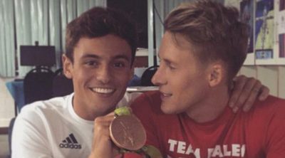 Tom Daley celebra con Dustin Lance Black su medalla de bronce en Rio 2016