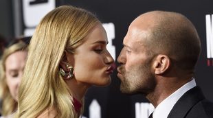 Jason Statham y Rosie Huntington-Whiteley pasean su amor por la alfombra roja de 'Mechanic: Resurrection'