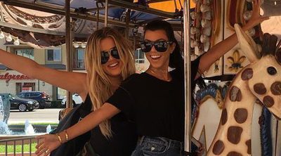 Kourtney y Khloe Kardashian disfrutan de una tarde de hermanas subidas a un tiovivo