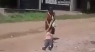 Una mujer arrastra de los pelos a su hija discapacitada por la calle en México