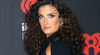 Idina Menzel estrena anillo de compromiso en la alfombra roja del Festival iHeartRadio 2016