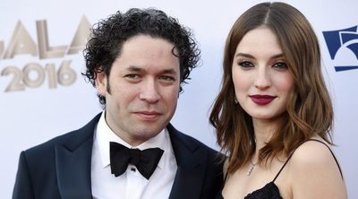 María Valverde y Gustavo Dudamel posan por primera vez como pareja en un concierto en Los Angeles