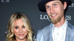 Kaley Cuoco hace oficial su relación con Karl Cook sobre la alfombra roja