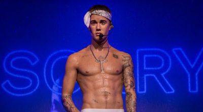 Justin Bieber luce abdominales en el Museo Madame Tussauds de Londres