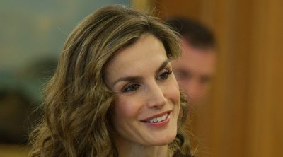 La Reina Letizia se apunta al sporty chic y sus 'track pants' dan la vuelta al mundo