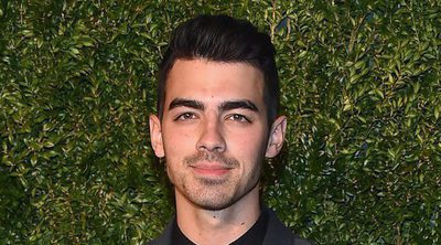 Joe Jonas posa con su pequeña sobrina Valentina Angelina en una tierna imagen