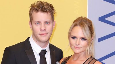 Miranda Lambert y Anderson East pasean su amor por la alfombra roja de los CMA Awards 2016