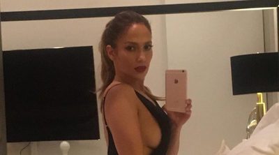 Jennifer Lopez presume de cuerpazo en un selfie muy sexy