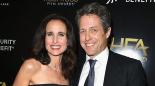 Reencuentro 'Cuatro bodas y un funeral': Hugh Grant y Andie MacDowell coinciden en unos premios