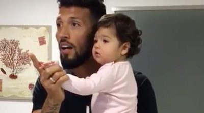 Ezequiel Garay y su hija Shaila protagonizan un 'Mannequin Challenge' de lo más paternal