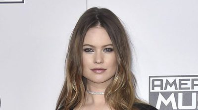 Behati Prinsloo vuelve a la alfombra roja luciendo escote y piernas dos meses después de estrenarse como madre