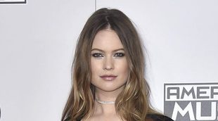 Behati Prinsloo vuelve a la alfombra roja luciendo escote y piernas dos meses después de estrenarse como madre