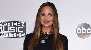 El descuido de Chrissy Teigen en los American Music Awards 2016: ¡no llevaba ropa interior!