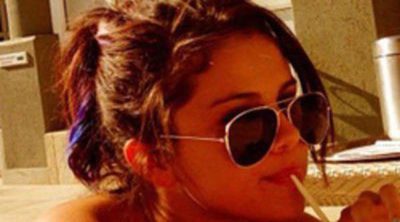 Selena Gomez se relaja tomando el sol durante el rodaje de 'Spring Breakers'