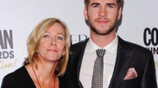 Liam Hemsworth cambia a Miley Cyrus por su madre Leonie en la fiesta Cosmopolitan