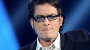 Charlie Sheen considera un honor que Kathy Bates interprete su personaje en 'Dos hombres y medio'