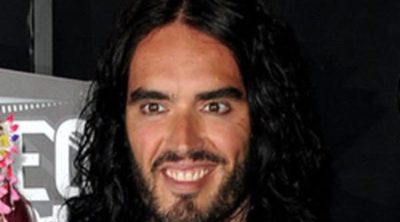 Russell Brand se borra el tatuaje que se hizo para sellar su compromiso de boda con Katy Perry