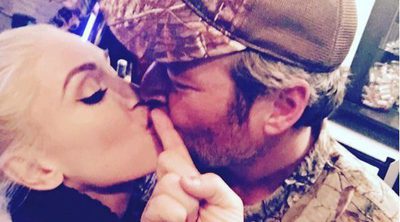 Gwen Stefani y Blake Shelton se dan un tierno beso en la celebración de Acción de Gracias