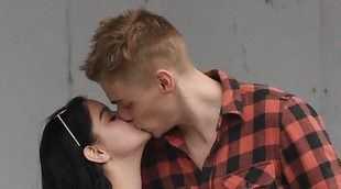 Ariel Winter confirma su romance con Levi Meaden con un romántico beso en pleno paseo