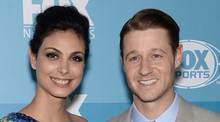 Morena Baccarin y Benjamin McKenzie se comprometen tras un año de relación