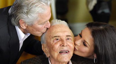 La gran fiesta con la que Kirk Douglas celebró sus 100 años junto a Michael Douglas y Catherine Zeta-Jones