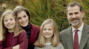 Los Reyes Felipe y Letizia felicitan la Navidad 2016 muy sonrientes junto a Leonor y Sofía