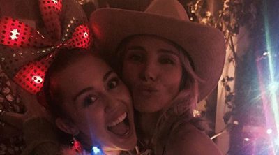 Elsa Pataky se rodea de Miley Cyrus y Chris Hemsworth en una fiesta de Navidad