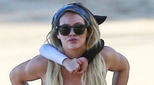 Hilary Duff luce cuerpazo en las playas de Hawaii en compañía de su hijo Luca Comrie