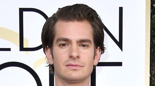 El beso con el que Andrew Garfield consoló a Ryan Reynolds tras perder en los Globos de Oro 2017