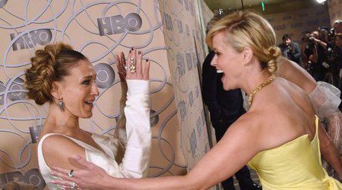 La caída de Sarah Jessica Parker al saludar a Reese Witherspoon en una fiesta tras los Globos de Oro 2017