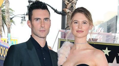 Adam Levine recibe una estrella en el Paseo de la Fama acompañado por Behati Prinsloo y su hija