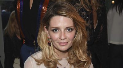 Mischa Barton estrella un camión de mudanzas contra un edificio