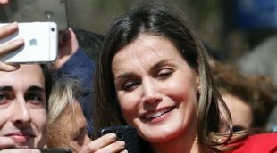 La Reina Letizia, más sonriente que nunca: selfies, saludos y autógrafos para olvidar el escándalo