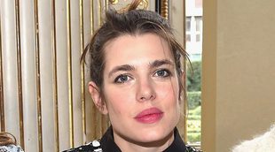 Carlota Casiraghi, una estrella entre amigas en el front row de la Paris Fashion Week