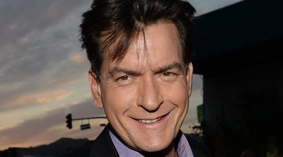 La policía registra el avión privado de Charlie Sheen a su vuelta a México