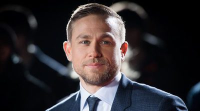 Charlie Hunnam confiesa el trauma que le causó ser el elegido para convertirse en Christian Grey