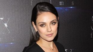 Mila Kunis vuelve a la alfombra roja tras dar a luz a su segundo hijo junto a Ashton Kutcher