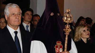 Eugenia Martínez de Irujo y Carlos Fitz-James Stuart abren el Palacio de Dueñas por la avalancha en la Madrugá